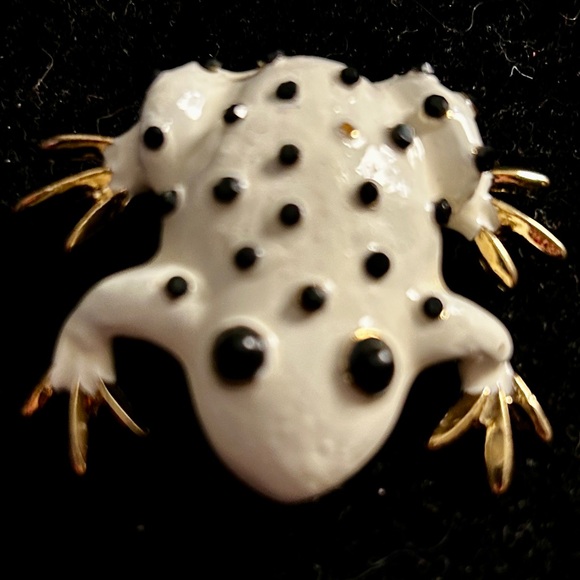 Vintage Frog Broach with white enamel and gold tone accents . - Picture 4 of 5